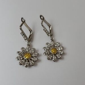 Elegant Silver and Yellow Daisy Earrings (Costume Jewelry)